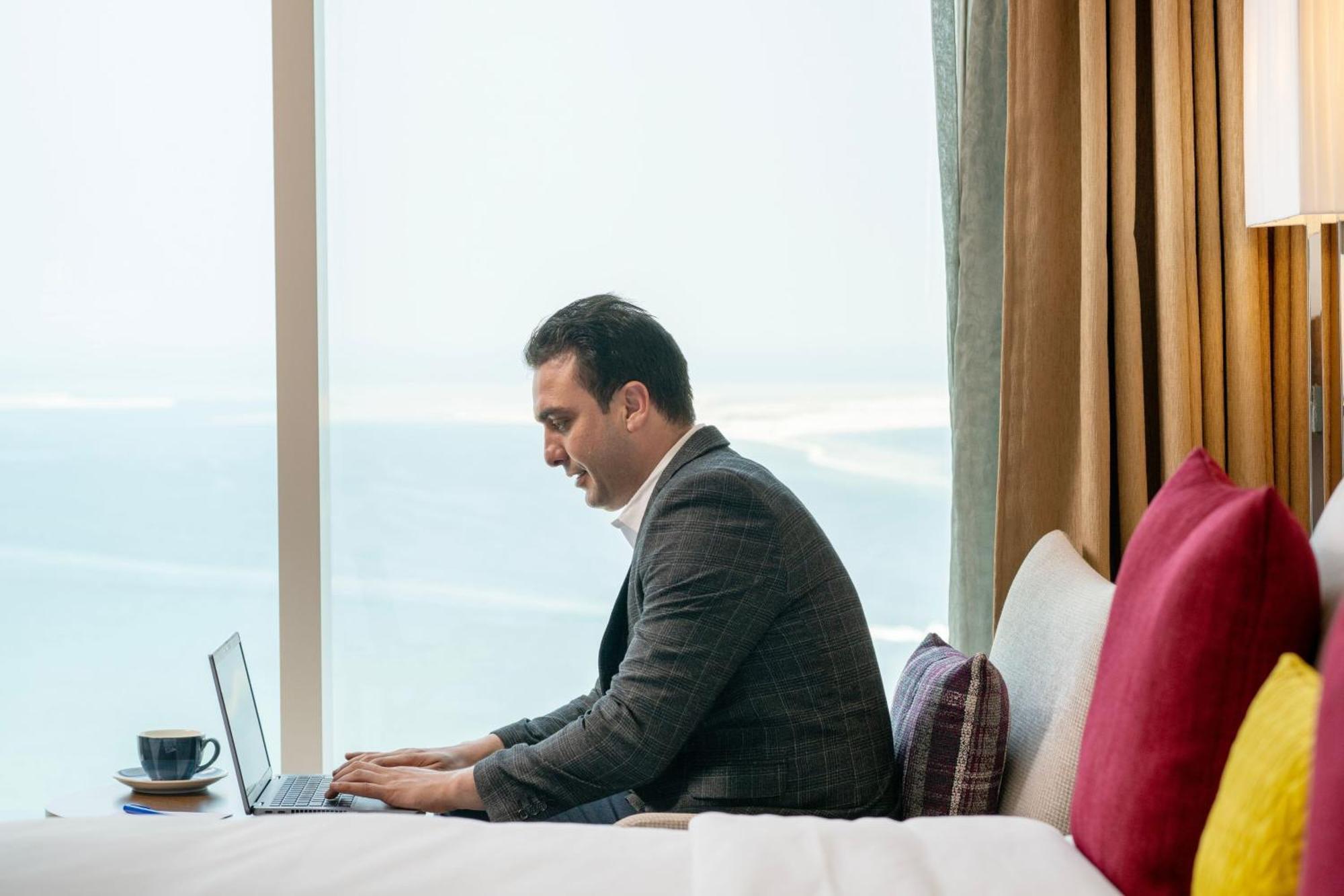 Delta Hotels By Marriott City Center Doha Extérieur photo A businessman working on a laptop