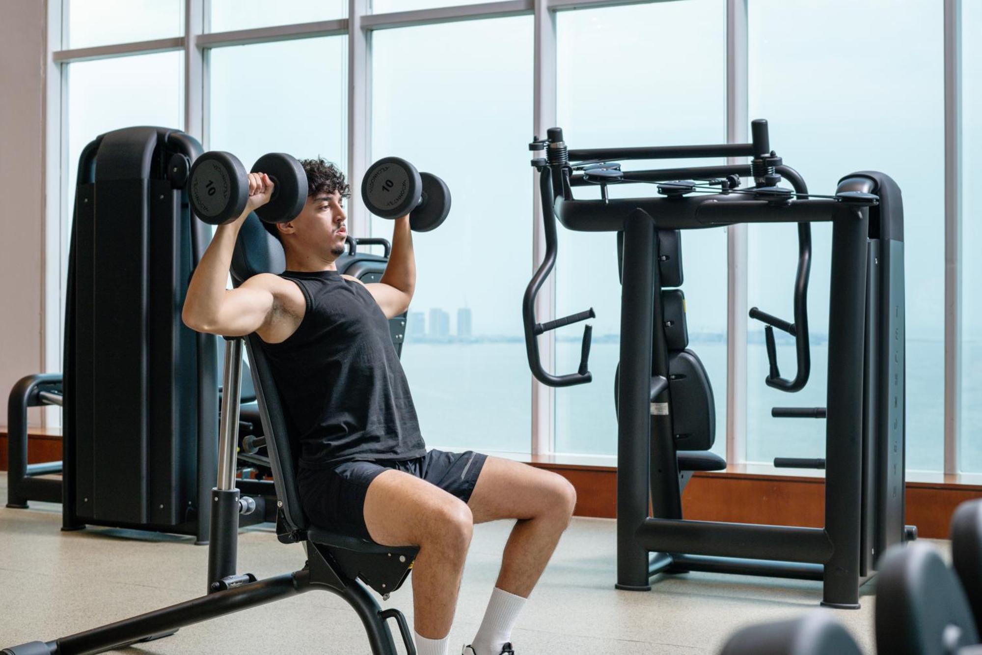 Delta Hotels By Marriott City Center Doha Extérieur photo A man lifting weights